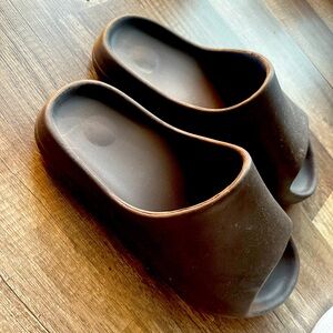 Fake pair of Yezzy’s